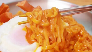 قبل فترة، أخذت أختي الصغيرة للتزلج، وفجأة صبّت الـ"نودلز الفورية" في سيارتي! لا بد أن تدفع "ثمناً" ل