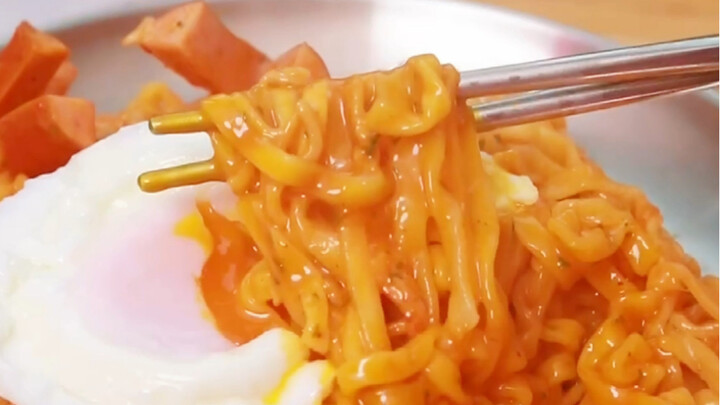 Lần trước dẫn em gái đi trượt tuyết, cô ấy lại đổ mì ăn liền lên xe tôi! Nhất định phải để cô ấy chị