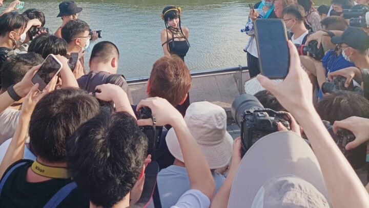 狗头萝莉被男人围住了