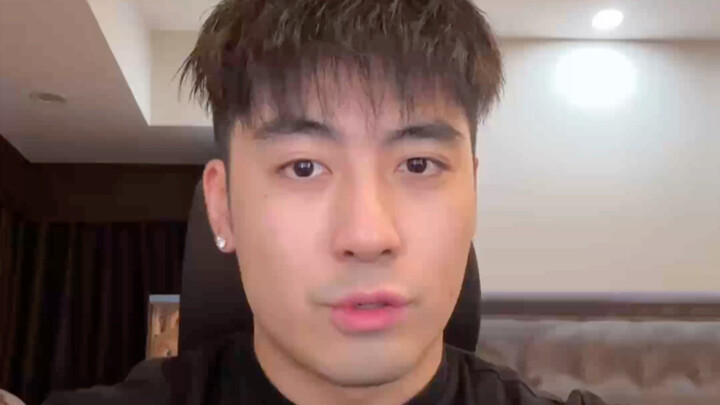 Sudah lebih dari sebulan sejak aku buka salon rambut! Semoga aku bisa terus menjalankannya.