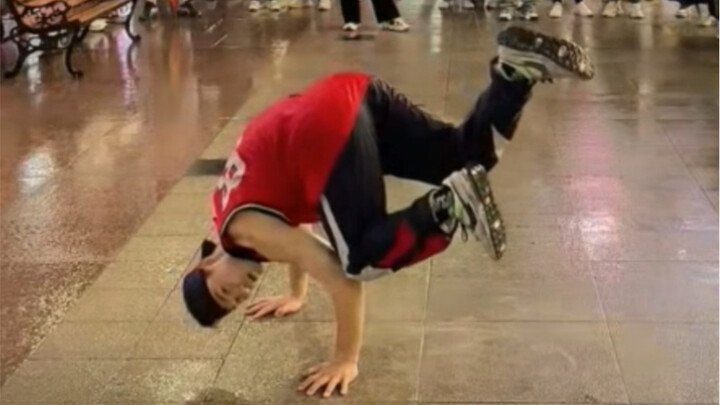 Street Dance Showdown: Street-Style Cool Tricks on Full Display!