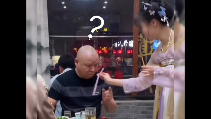 大哥的眼神里包含了很多意思，唯独没有色