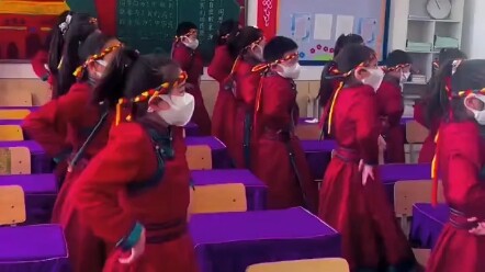维族的脖子、蒙族的肩、藏族的袖子甩两边...觉得对的点赞