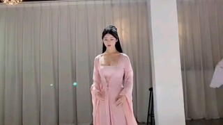 一双明月贴胸前，紫禁葡萄碧玉圆。