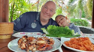 Papa and Son Having a Great Lunch Together อบปีกไก่ ส้มตำ