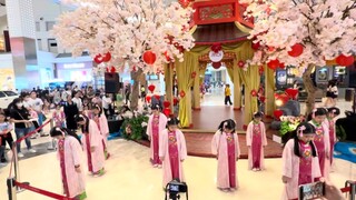 印尼商场内小朋友们的《小城谣》舞蹈表演