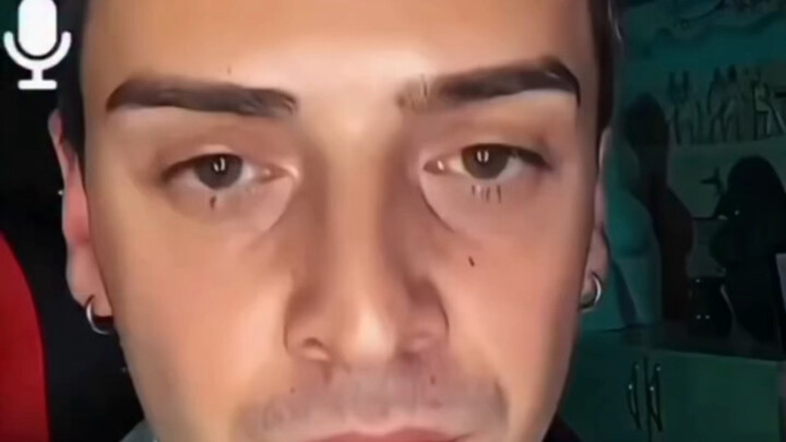 Anh chàng đã chìm đắm trong thế giới âm nhạc của chính mình rồi