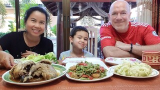 ไก่บ้านนึ่งสมุนไพรหอมๆกินคู่ตำถั่วกรอบๆ Yummy Steamed Chicken with Herbs