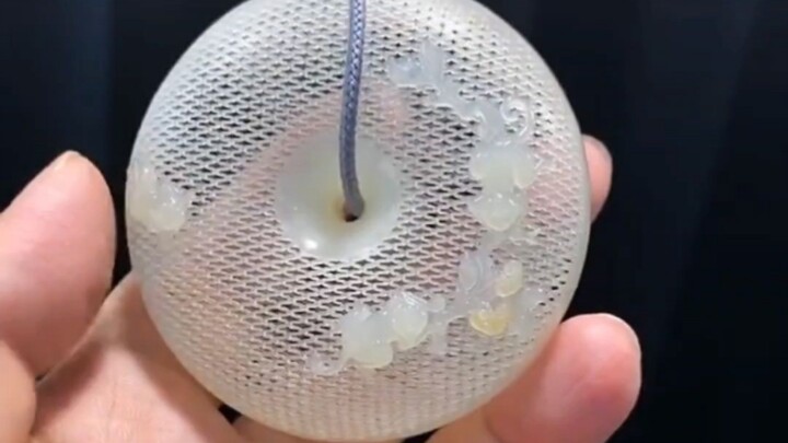 A hollowed-out sachet weighing only 18 grams can cost over 200,000 in craftsmanship fees.