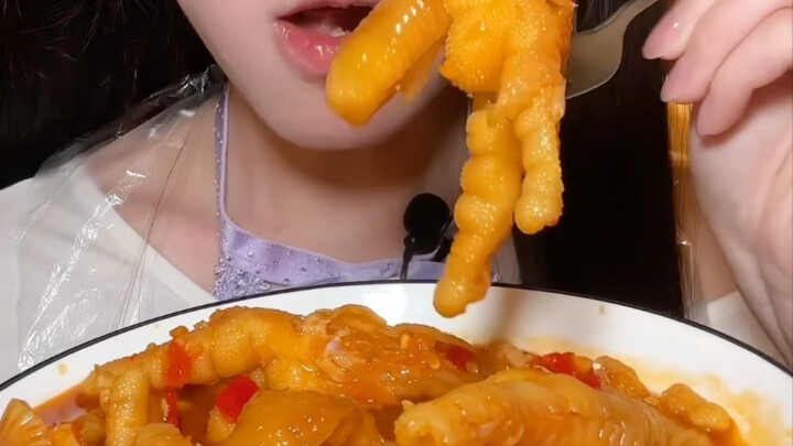 Big chicken feet are so sexy!