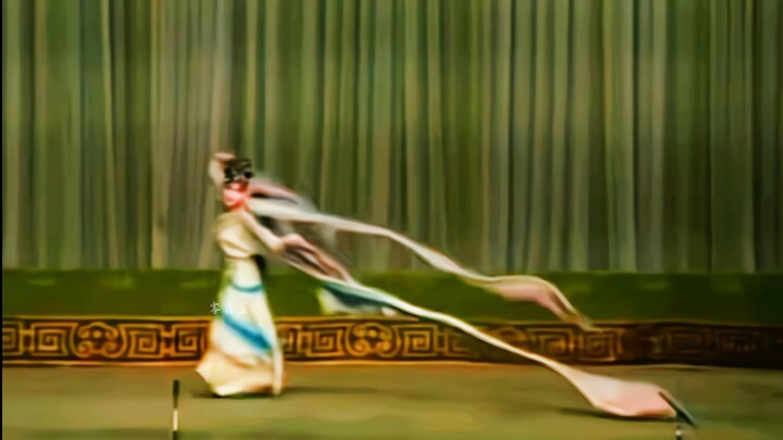 【رقصة الحرير الطويل】كل واحدة جميلة كأنها حورية من لوحة فنية…