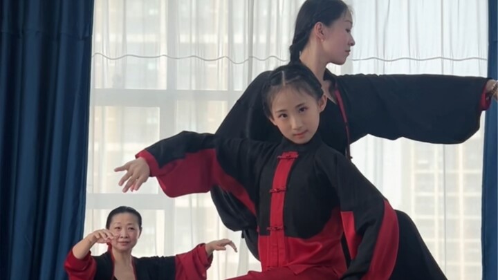 Ba thế hệ ông bà và cháu chắt kế thừa văn hóa nhà Hán và nhà Đường. Điệu múa nguyên bản "Câu hỏi của