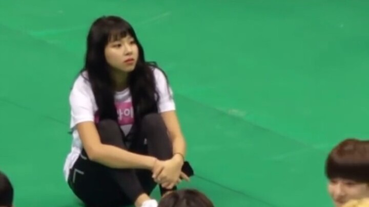 عندما يلتقي الجرو الوحيد وسط الحشد بشخصٍ يعرفه~