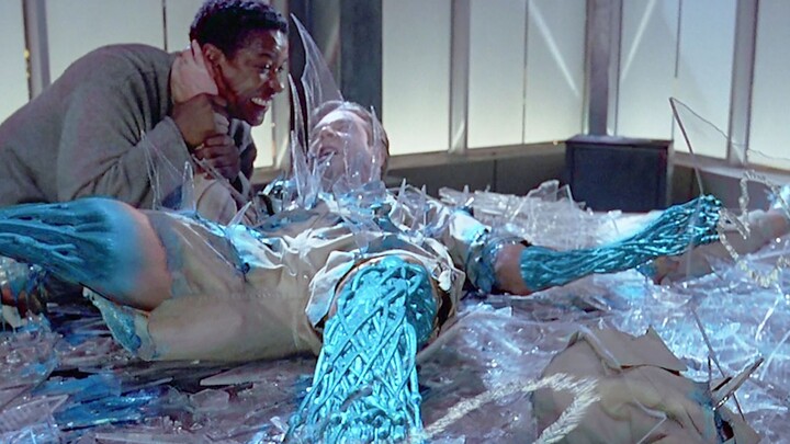 مهما كانت الإصابة التي يتعرض لها الشاب شديدة، طالما كان هناك زجاج من حوله، فسيتمكن من إصلاح نفسه إلى