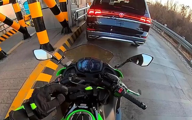 Naik jalan tol dengan sepeda motor