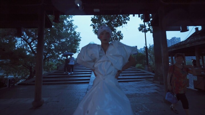 هل ألهمت قانون الجاذبية العامة؟