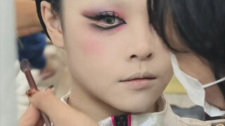 The lower eyeliner is as thick as the aegyo-sal! A cyberpunk makeover experience in Chongqing!