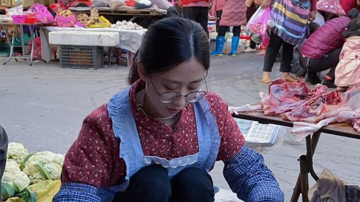 Post-95s college graduate returns home to set up a street stall, capturing life's little moments thr