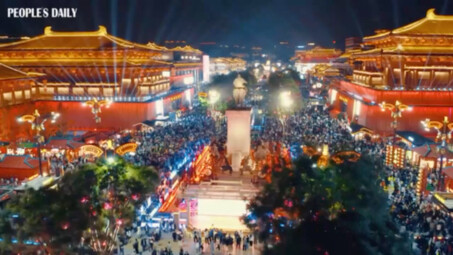 Đoàn du khách đông đúc đổ về khu thắng cảnh Đại Đường Quang Đại Thành tại thành phố Tây An, tỉnh Thi