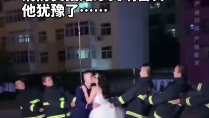 It turns out that he is also a normal person who would hesitate.