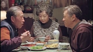 Ông lão chi tiền lớn mua bốn con cua xanh để thiết đãi chồng cũ của vợ