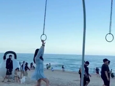 เครื่องมือนี้ไม่ได้มีไว้ดูเพื่อนทำตัวน่าอายหรอกเหรอ? ทำไมเธอถึงดูสง่างามขนาดนี้