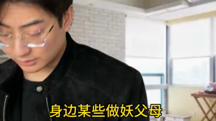 Một số phụ huynh xung quanh hay làm trò