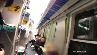 彪悍的小可爱，这都是在家没教育好，所以出门让社会帮你教育。