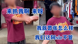 في عام ٢٠٠٣، كان الشاب أبًا بالفعل. وجد المال وصاح في مكانٍ غير معروف: "لم أسترد سوى ٢٠٠ يوان، ماذا 