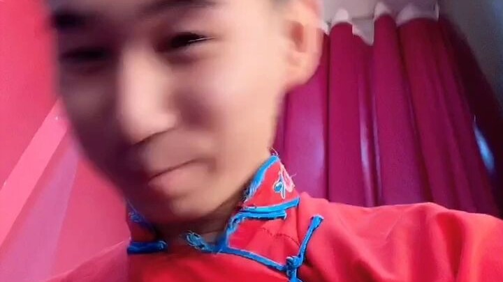 هل تعتقدون أنني أبدو جميلة بملابس الأخت الكبرى؟