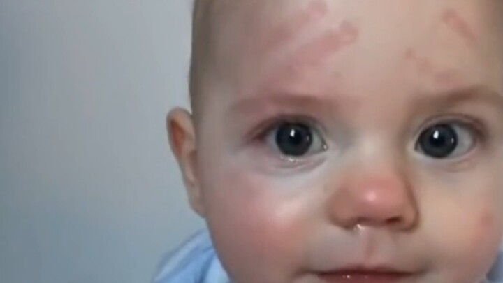 الطفل ينام على بطنه، والنتيجة... | طفلة مكياج لطيفة