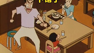 小新一家下馆子吃大餐，岂料父子两开启了抢食大战