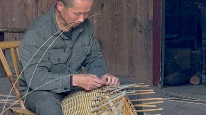 As a child, I watched my elders use it to pick tea; now I’ve woven it with my own hands. The fresh, 