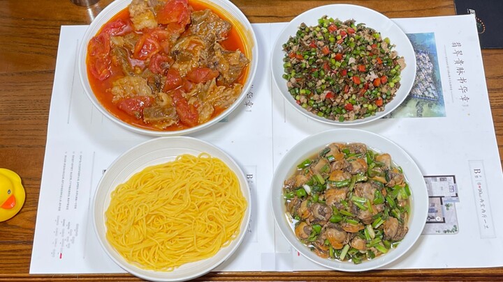 ثلاثة زجاجات بيرة ووعاء نودلز، المزاج هنا والسماء هنا. يدعوك الإمبراطور فلا تعتلي السفينة، وتُعرّف ن