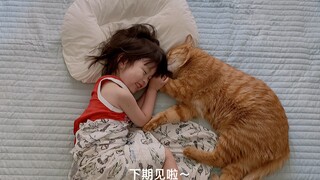 猫咪陪着小主人午睡，当小主人睡醒后