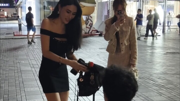 Chị ơi, chị đánh rơi đồ rồi