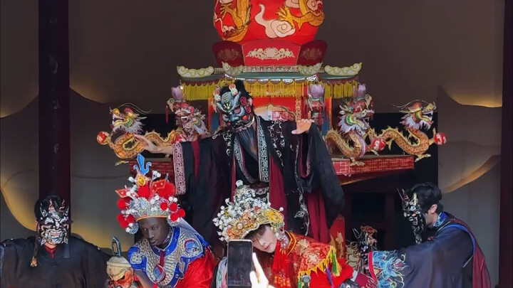 Take a foreigner to experience the intangible cultural heritage Nuo dance!