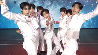 CLOSE YOUR EYES العرض الأول على المسرح في حفل توزيع جوائز Time After Time