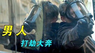 男人将车推进狭小的车缝，故意制造出一场大战！