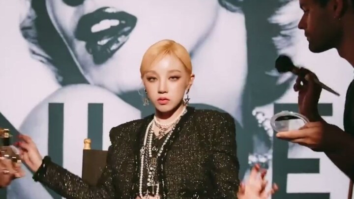 Thiên tài ngôn ngữ Tống Vũ Kỳ, nói năng không gây kinh ngạc thì không ngừng