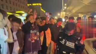 偷外卖，被大学生蹲点抓了现行。去派出所前嘱咐“查寝帮我说一声啊”。派出所：校外人员，打算拘留。