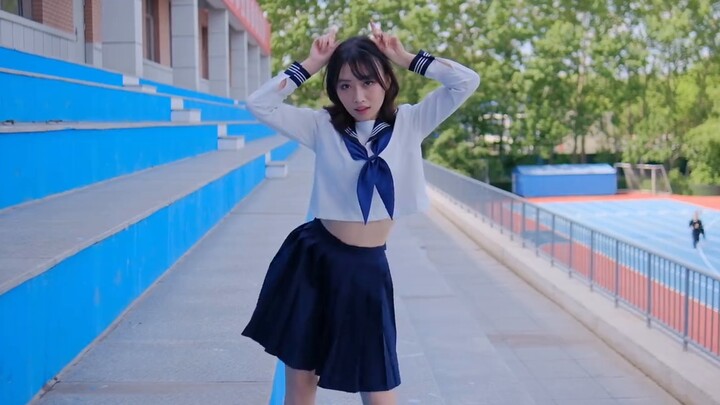 Finally graduated! ! Let's do a love dance in school!