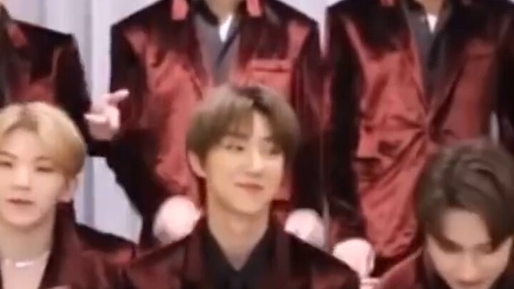 【SEVENTEEN】الجميع في فرقة الصغار السبعة عشر يخمنون من هو “شياو با” ويغرقون في تفكير عشوائي هههه