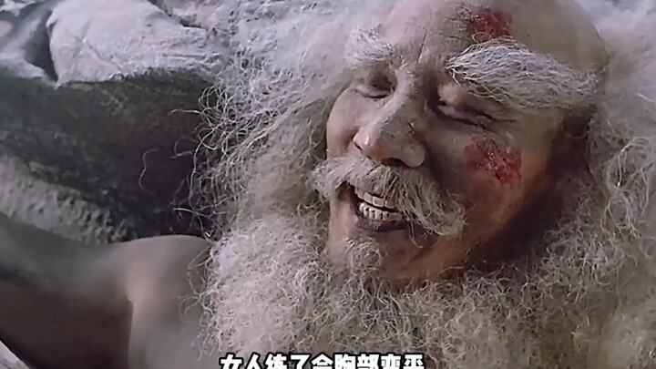 يبدو أن هذا الجد الذي يوزّع العُلَب ليس ذكيًّا جدًا.