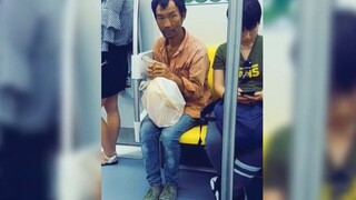 ลุง! คุณก็ไม่ได้แย่ไปกว่าใครที่นั่งอยู่ที่นั่นหรอก!