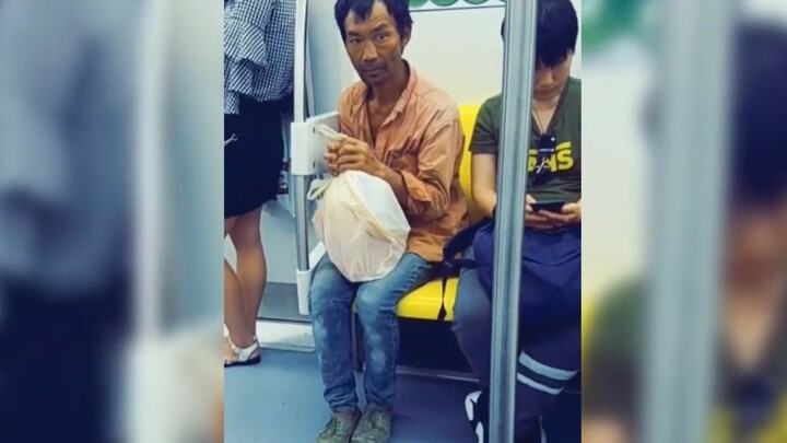 ลุง! คุณก็ไม่ได้แย่ไปกว่าใครที่นั่งอยู่ที่นั่นหรอก!