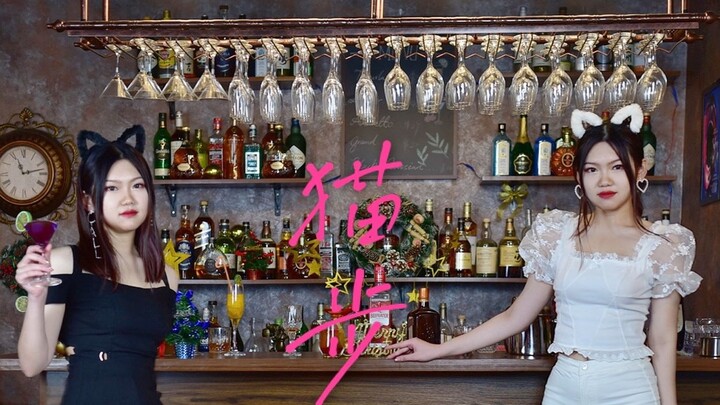 Berjalan di atas catwalk dengan tenang❤️Apakah kamu suka kucing hitam, kucing putih, atau kucing ora