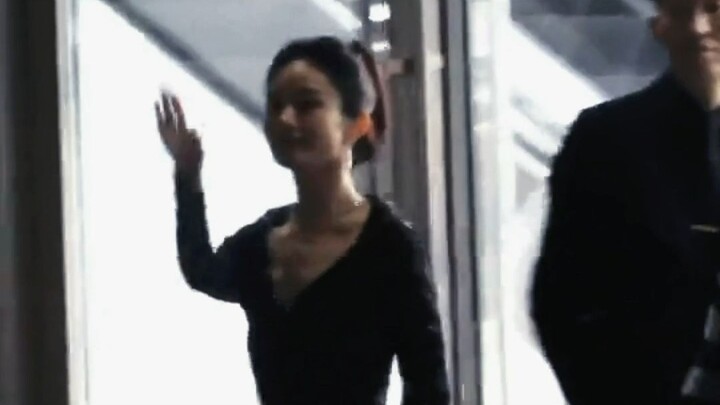 Gaya Zhao Liying ini kayaknya bukan lagi mau pergi ke pesta makan malam, tapi malah kayak mau mengak