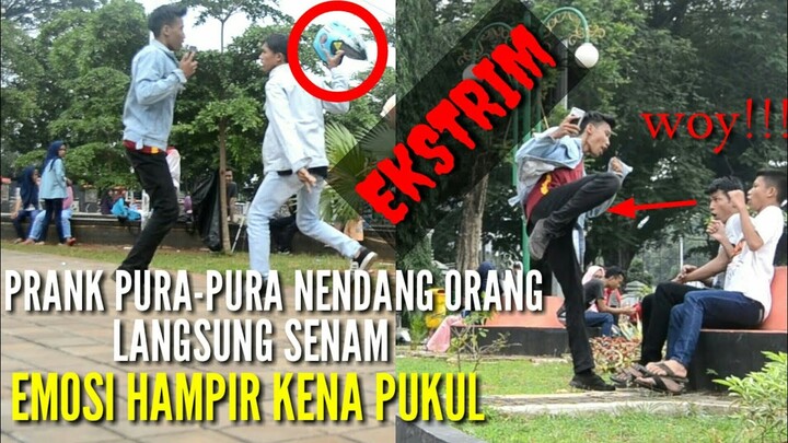 PRANK EKSTRIM   PURA PURA NENDANG ORANG LANGSUNG SENAM   HAMPIR KENA PUKUL!!!