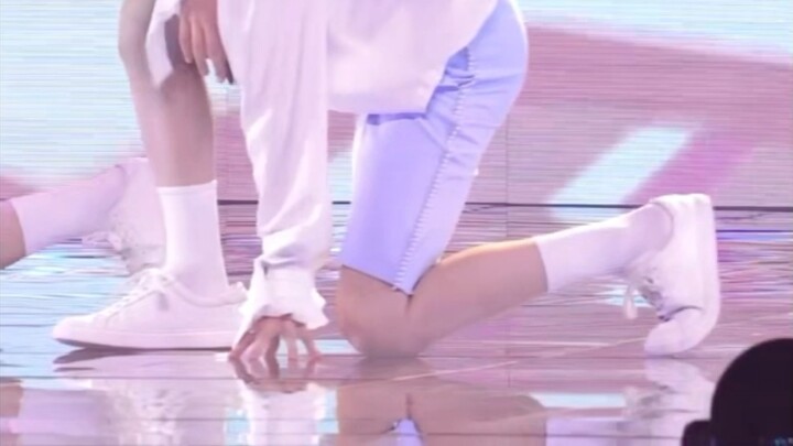 【贺峻霖腿部直拍】看完狂吃了一斤兔腿